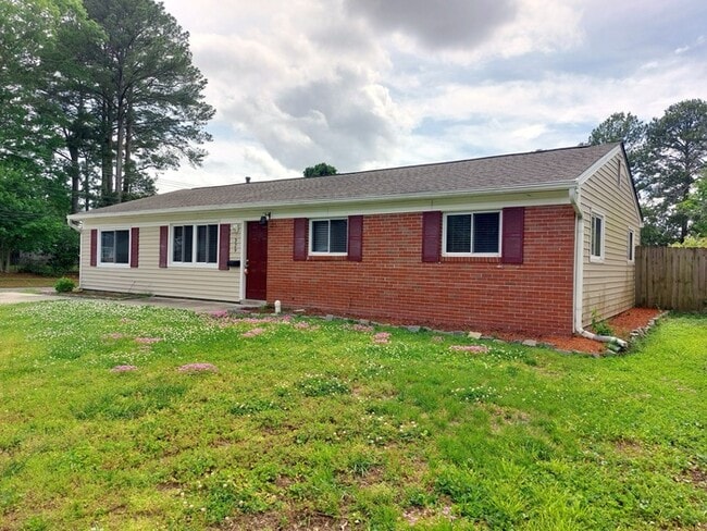 Building Photo - BEAUTIFUL 3 BD/ 1 BTH CORNER LOT WITH W/D ...