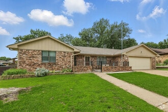 Building Photo - 1806 Oak Creek Dr