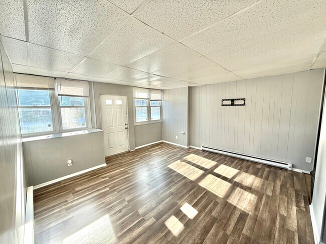 Building Photo - 403 25th St