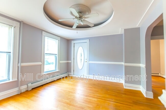 Building Photo - 261 Orange St