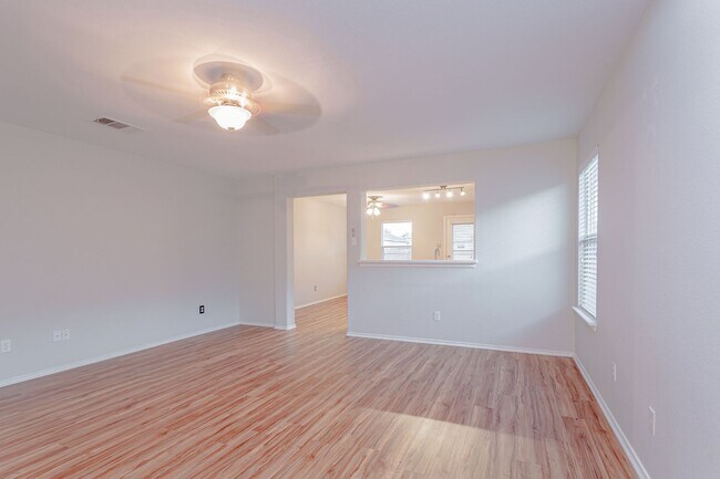 Foto del edificio - Inviting 4/BR 2/BA Home with Spacious Back...