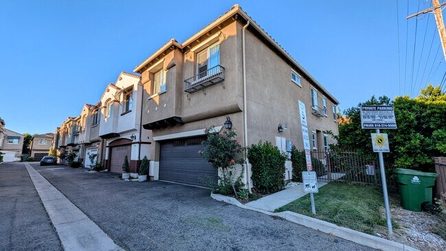 Vista en ángulo frontal - 7600 N Courage Way