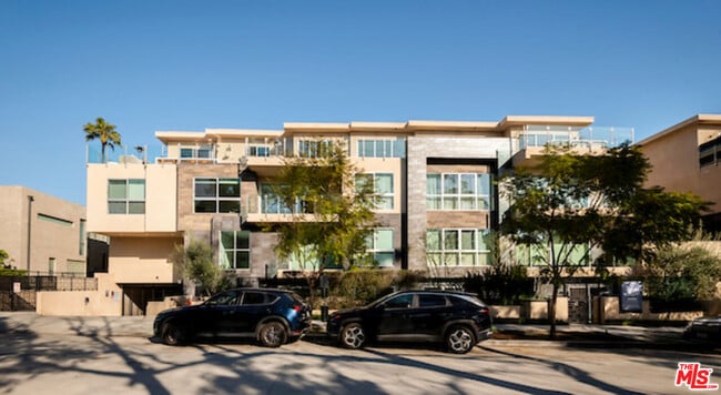 Building Photo - 728 N Sweetzer Ave