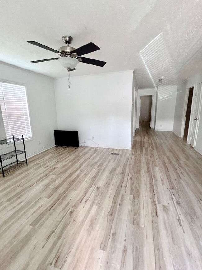 Building Photo - Move in Ready - 2 Bedroom/2 Bath