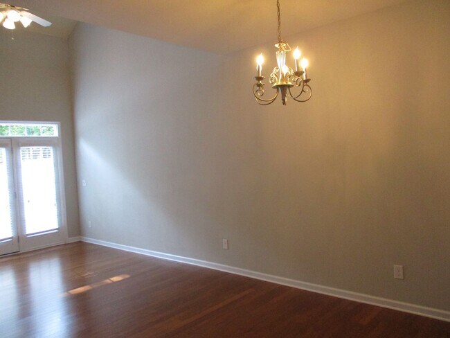 Foto del edificio - APPLICATIONS PENDING-Pretty 3 Bedroom Town...