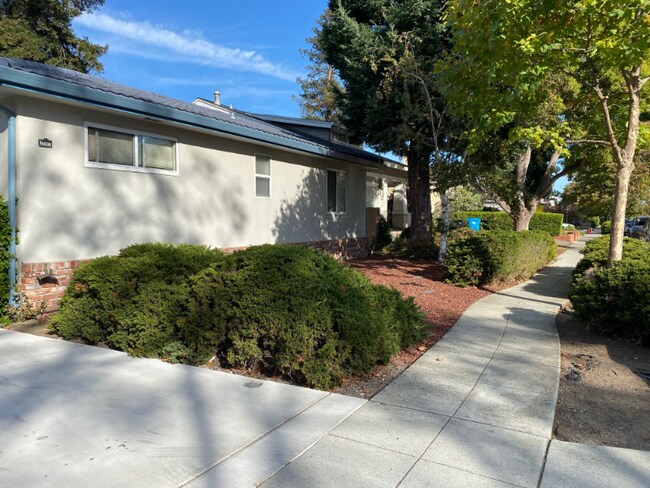 Building Photo - 1040 Capuchino Ave