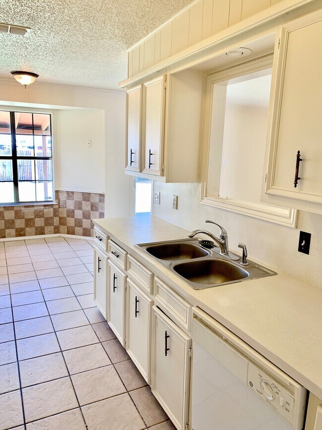 Building Photo - 3-Bedroom 2-Bath with Lots of Charm!
