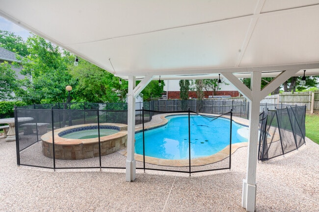 Pool with spa (not heated) - 3607 Creekview Ct
