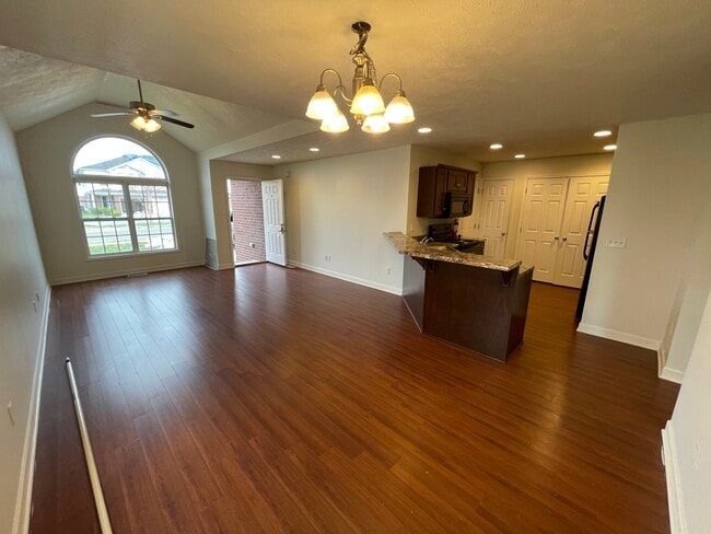 Building Photo - 717 Village Creek Dr