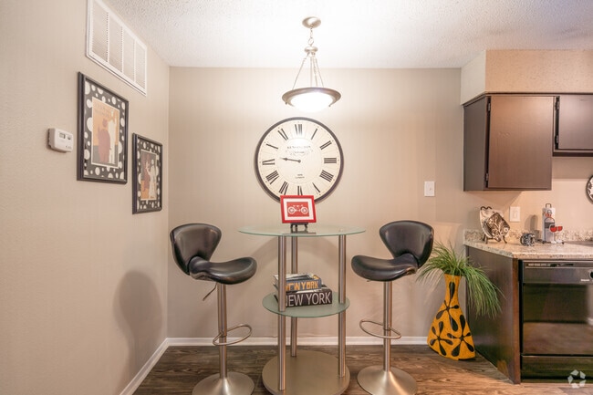 Dining Area, 2BR, 2BA - 880SF - Dover Pointe