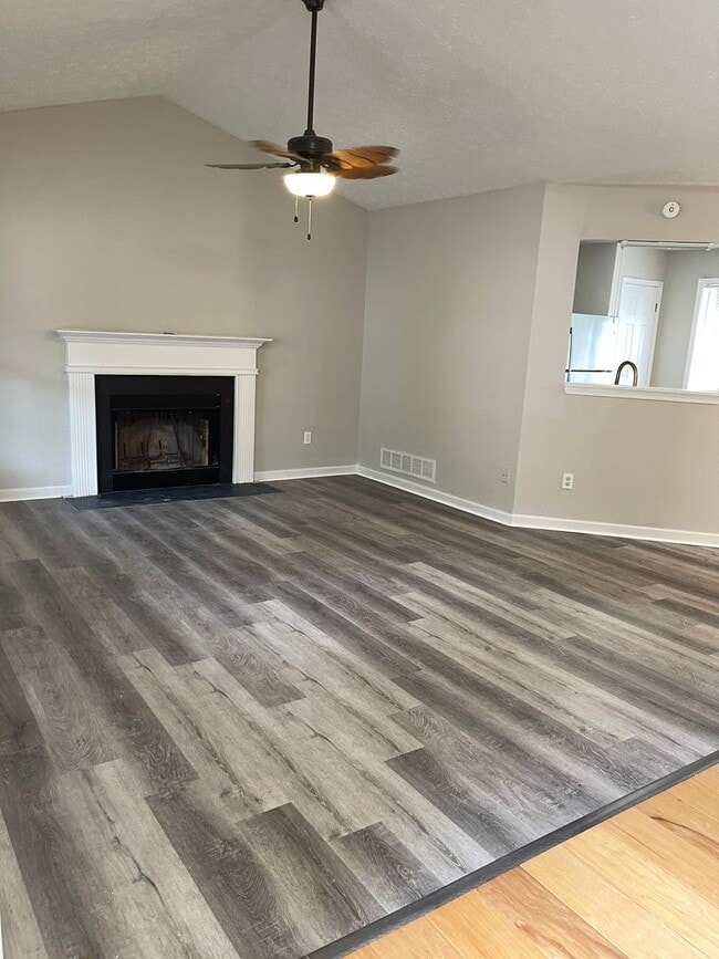 Building Photo - Split level home