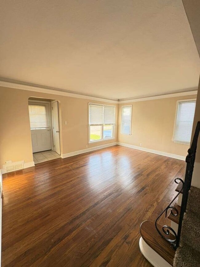 Building Photo - Discover a beautifully updated 3-bedroom, 2-bathroom single-family home.