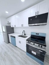 Building Photo - 134 SW 14th Ave