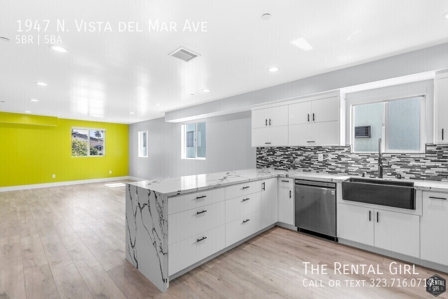 Foto principal - Hot-to-Go 5BR Townhome in Hollywood Dell w...