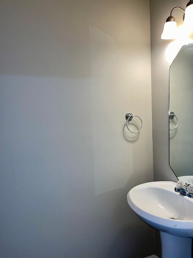 Foto del edificio - Now Available!  Updated  3/2.5 Townhome In...