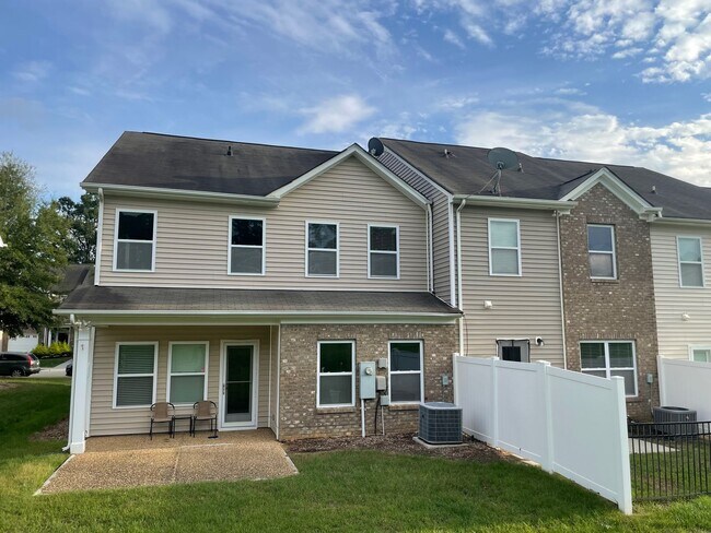 Foto del edificio - End Unit Townhome For Rent in Berewick Vil...