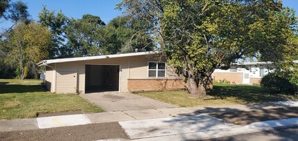Building Photo - 320 Somonauk St