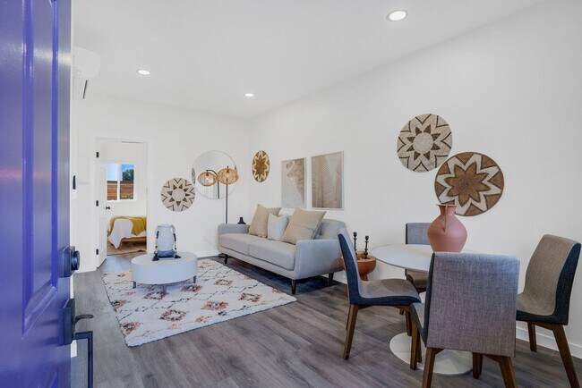 Building Photo - Beautiful Renovated 2 Bed/1 Bath with Yard