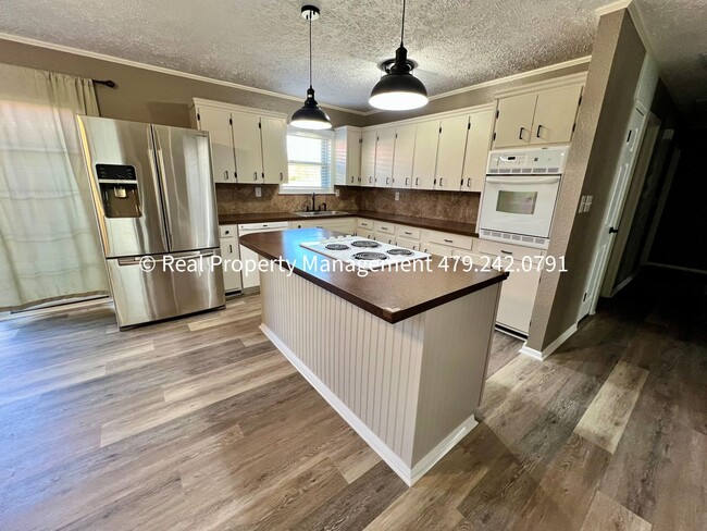 Building Photo - Beautifully Remodeled 3 Bed/2 Bath Home Av...