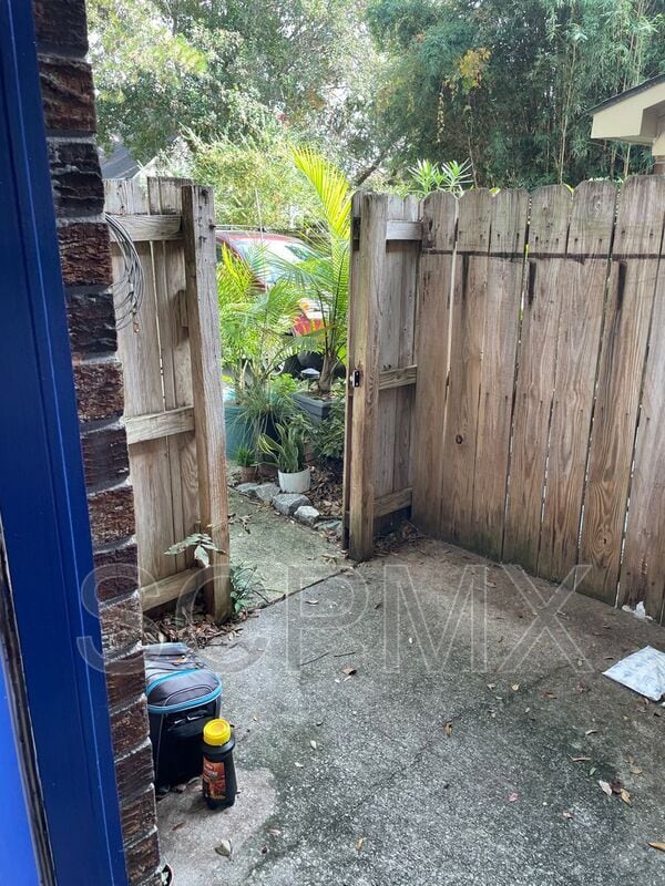 Building Photo - 10 Bass Ln