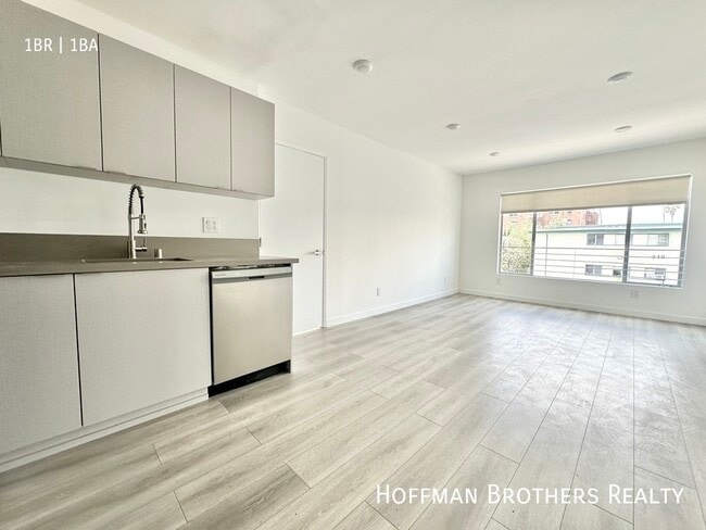 Building Photo - 318 S Mariposa Ave