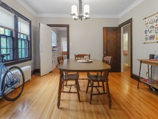 Building Photo - Beautiful Upper Level 3 Bedroom Duplex nea...
