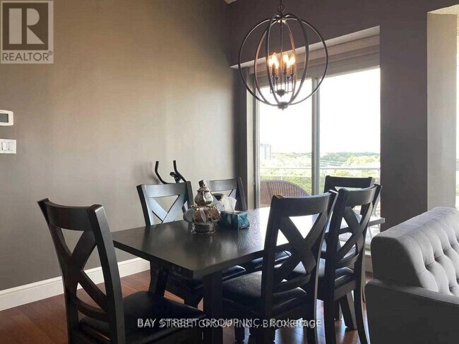 Photo du bâtiment - 1071 Queens Ave