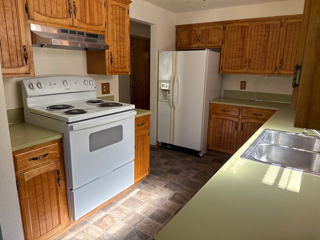 Building Photo - close to OSU, brand new carpet and floorin...