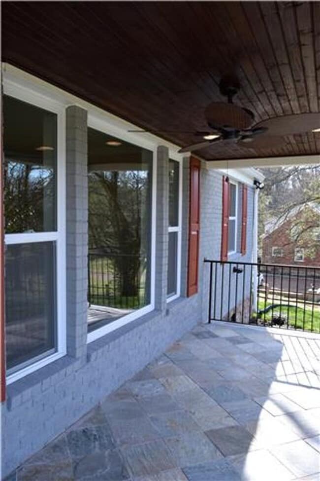 Building Photo - LIKE NEW! Extensive renovation in established Glencliff Estates