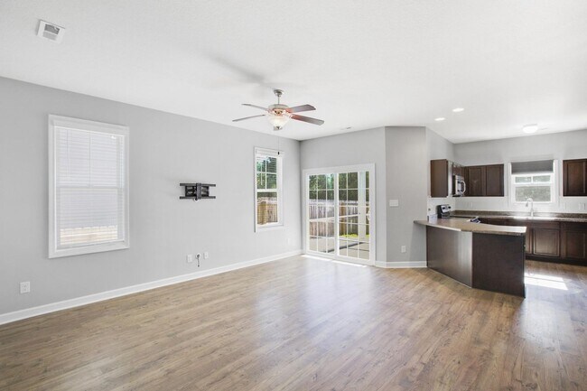 Foto del edificio - Townhome with Screened Porch!