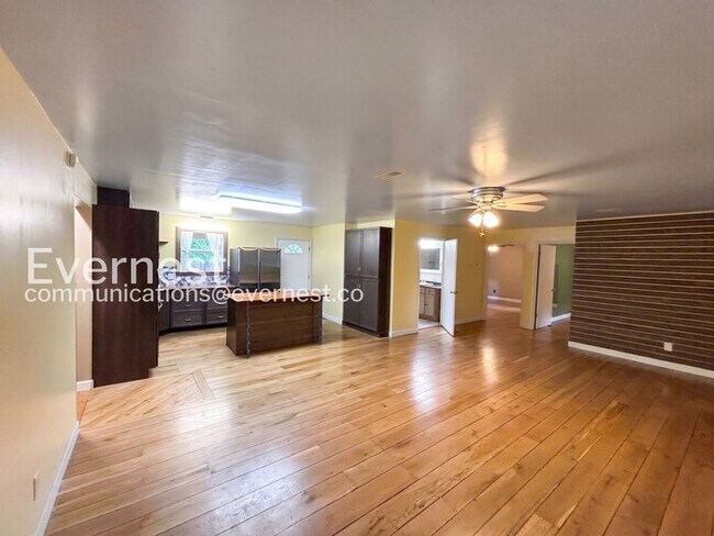 Foto del edificio - 466 Hays Hollow Rd
