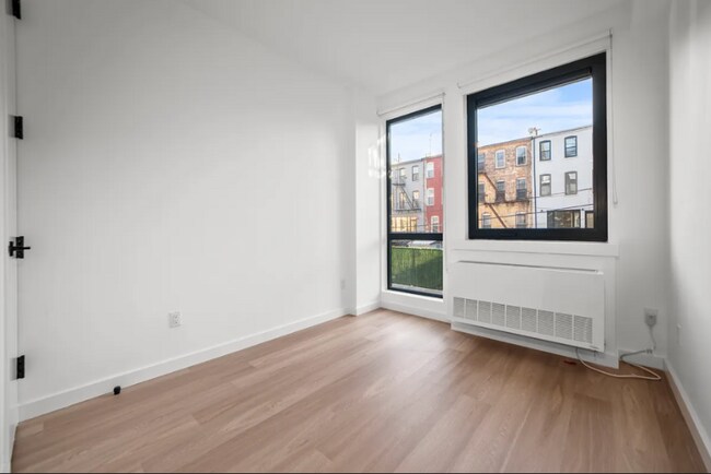 Foto del edificio - 658 Madison St