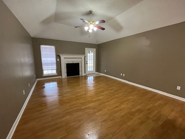 Building Photo - Renovated 3 Bedroom 2 Bath Home with 2 Car Garage for Rent!!