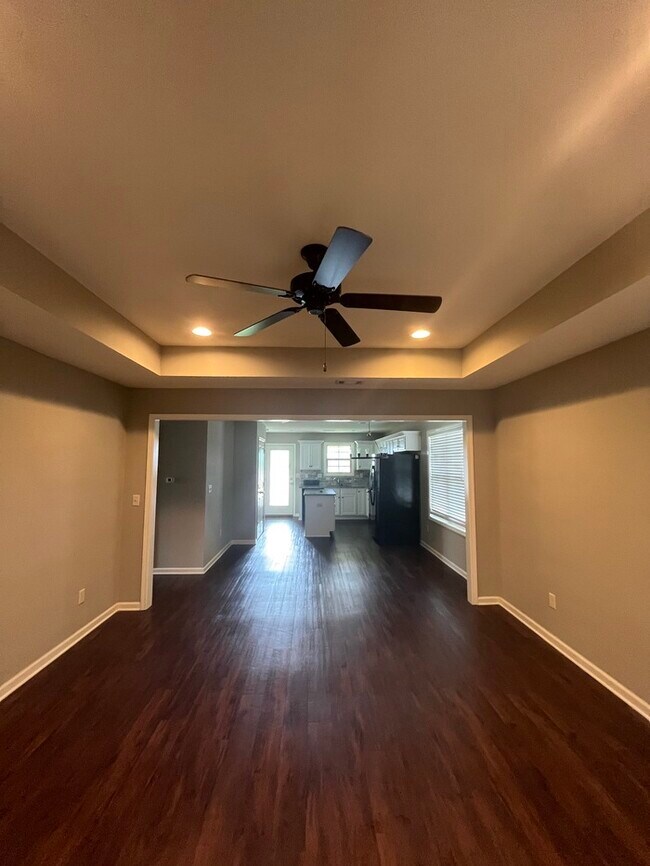 Building Photo - FIRST MONTH'S RENT FREE!