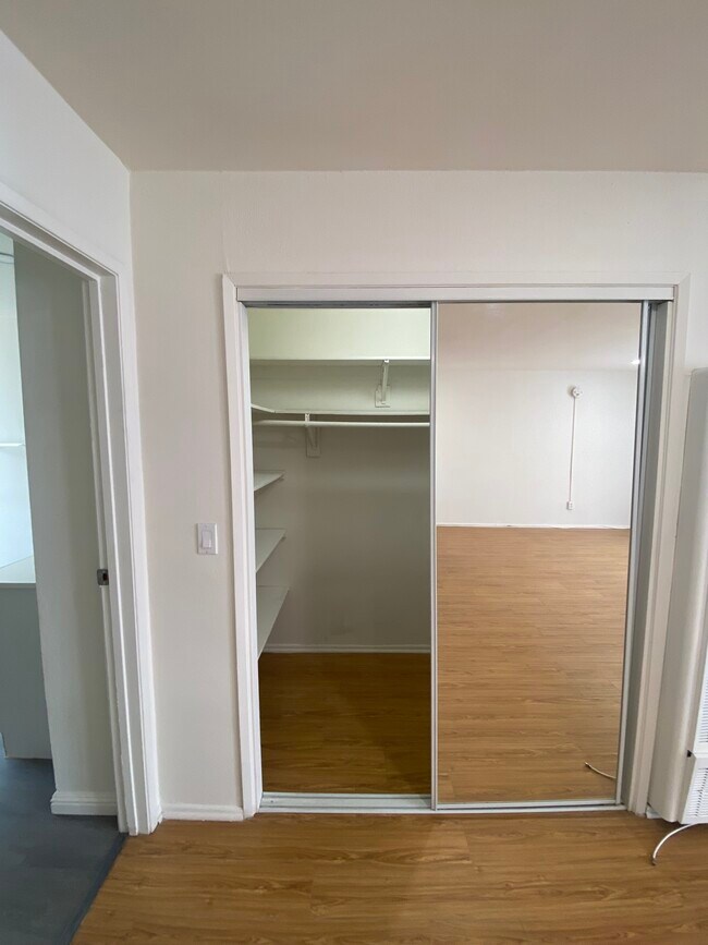 Building Photo - 13805 Moorpark St