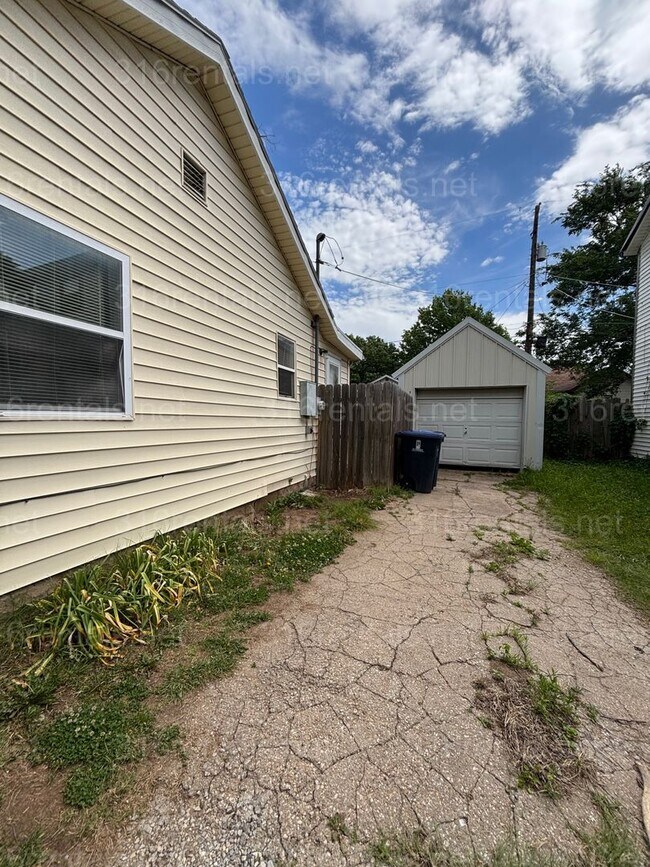 Foto del edificio - Two bed one bath available now!