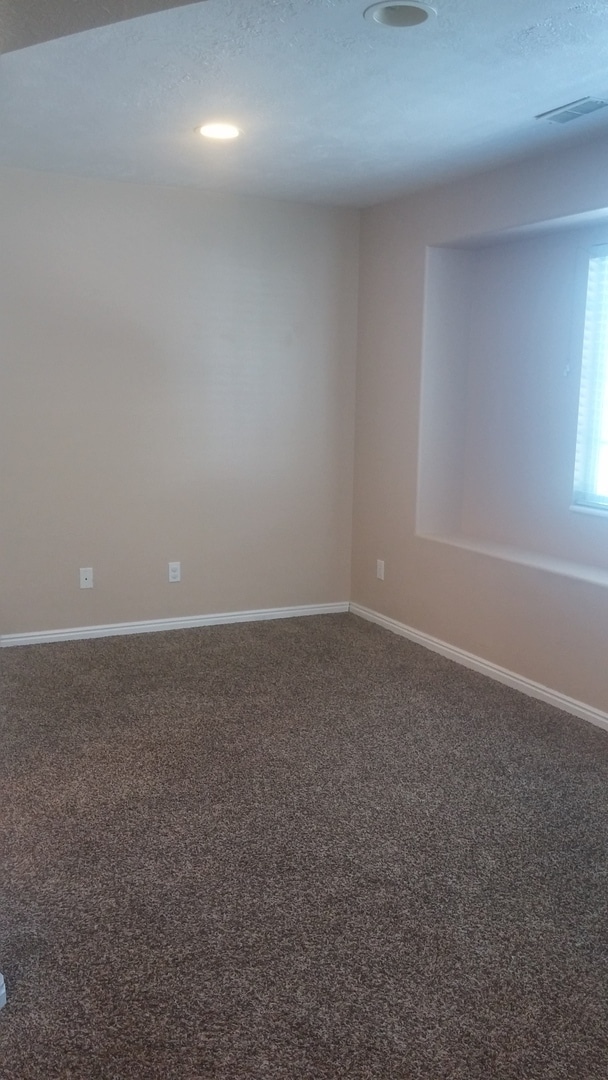 Building Photo - 3 bedroom 2 1/2 bath townhome