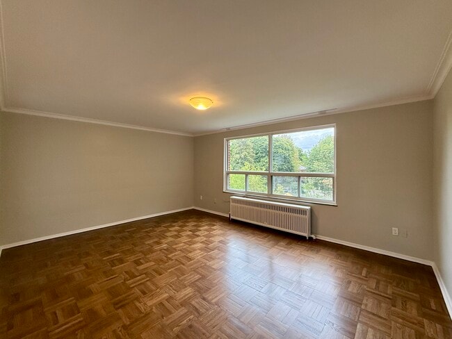 Building Photo - 1295 Bayview Av