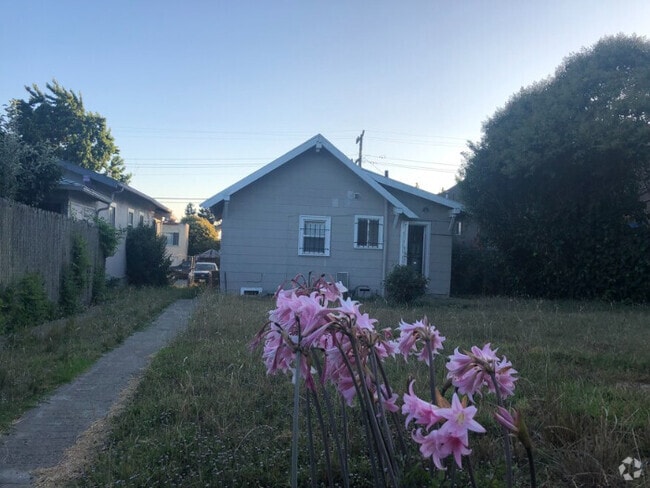Building Photo - 4056 Santa Rita St