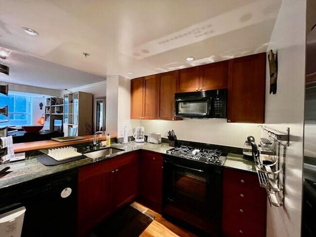 Foto del edificio - Rare luxury downtown condo w/parking, pool, hot tub and roof deck w/Bay Bridge Views!