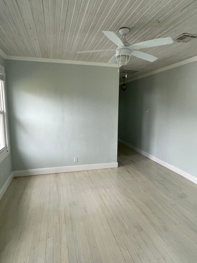 Photo - 2BD/1BA in Central City with shared backyard Apartment