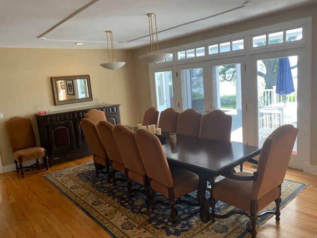 Building Photo - Stunning Lakeside Home in Charlotte w/hot ...