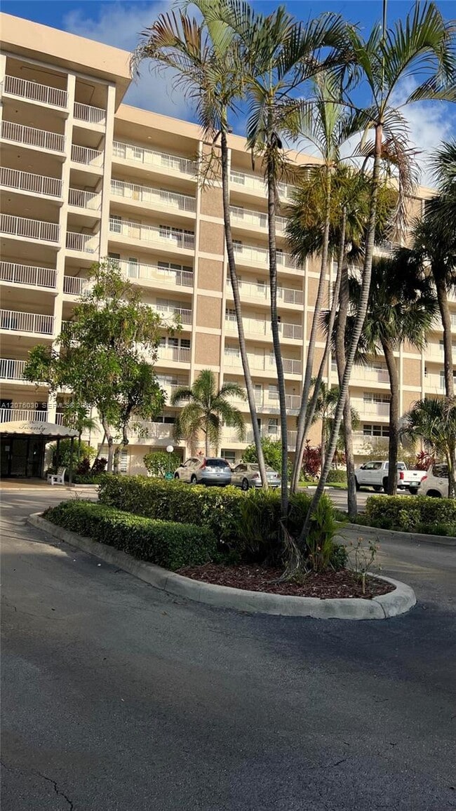 Building Photo - 2751 N Palm Aire Dr