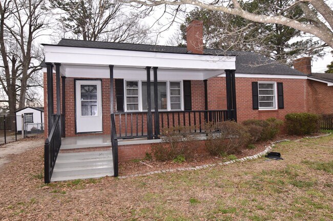 Building Photo - Cute One Story 3 Bedroom 1.5 Bath Housewit...