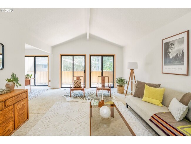 Foto del edificio - 2Bd/2Ba Second Floor Condo in SE with Washer & Dryer, 2 Car Dethatched Garage and a Serene Courty...