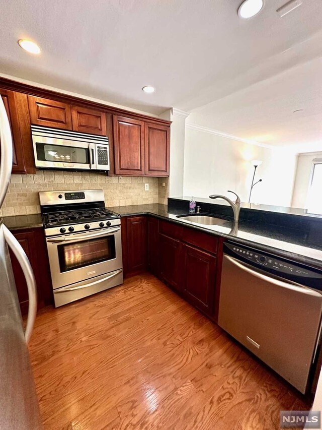 Foto del edificio - 950 River Rd