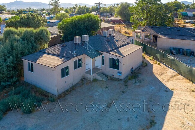 Foto del edificio - Cozy And Charming 2 Bed/1 Bath Duplex In Perris!