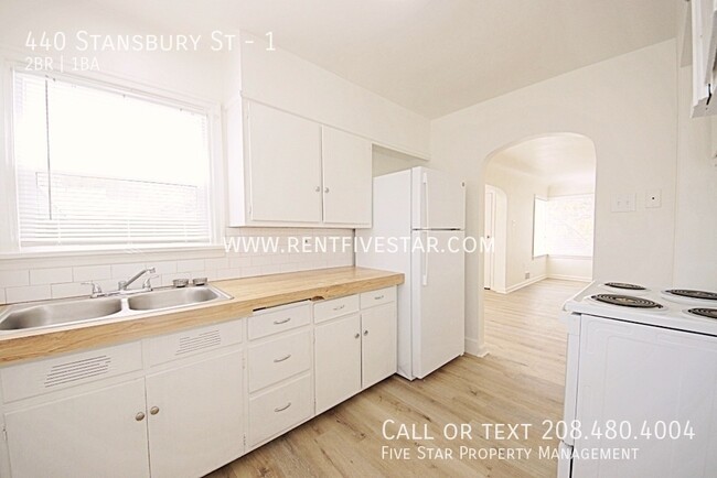 Building Photo - Charming 2 Bedroom Upstairs Apartment Avai...