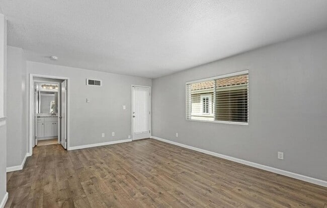Foto del edificio - Remodeled Upper-Level 1BR Condo with Balcony & Garage Parking in Verano Community