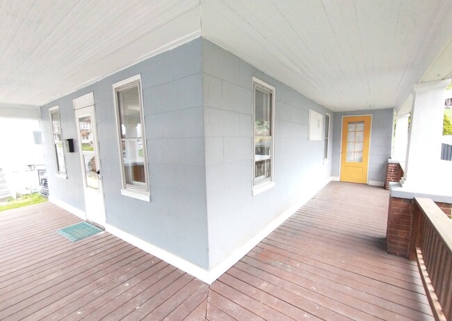 Wraparound Porch - 130 S Main St